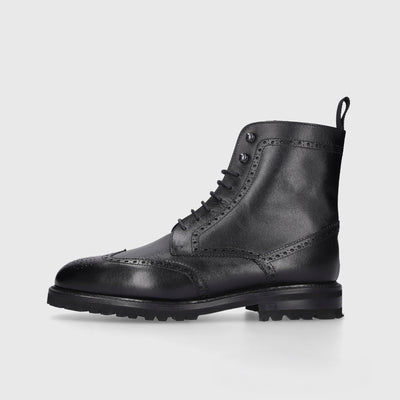 Women's winter boots lined with sheepskin